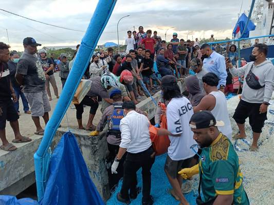 Korban Nahkoda Kapal Aru Jaya III sedang dievakuasi untuk dibawa ke RSUD Merauke – Surya Papua/IST