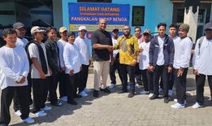 Penyerahan 14 ABK oleh Perwakilan Kementerian Luar Negeri kepada Pemerintah Kabupaten Merauke yang diwakili Kepala Badan Pengelola Perbatasan Kabupaten Merauke, Rekianus Samkakai – Surya Papua/IST