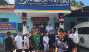 Belasan ABK sedang foto bersama Kepala Badan Pengelola Perbatasan Kabupaten Merauke, Rekianus Samkakai di Pangkalan KKP Benoa-Bali – Surya Papua/IST