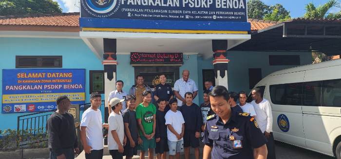 Belasan ABK sedang foto bersama Kepala Badan Pengelola Perbatasan Kabupaten Merauke, Rekianus Samkakai di Pangkalan KKP Benoa-Bali – Surya Papua/IST