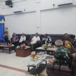 Bupati Merauke, Romanus Mbaraka memimpin rapat persiapan untuk kedatangan Presiden RI, Joko Widodo – Surya Papua/Frans Kobun