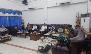 Bupati Merauke, Romanus Mbaraka memimpin rapat persiapan untuk kedatangan Presiden RI, Joko Widodo – Surya Papua/Frans Kobun