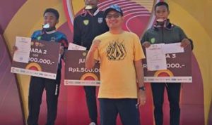 Kepala Dispora Merauke, Mike Walinaulik foto bersama penerima medali emas dalam ajang Kejurnas Atletik di Yogyakarta – Surya Papua/IST