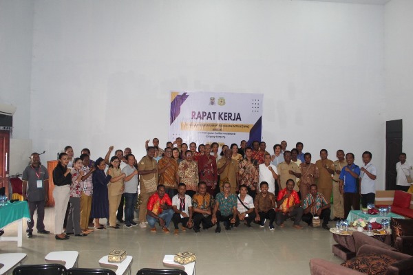 Foto bersama usai pelaksanaan raker dan  loka karya – Surya Papua/IST