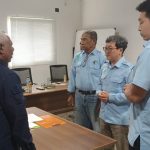 Kadis Pendidikan dan Pengajaran Kabupaten Merauke, Stefanus Kapasiang sedang diskusi dengan petinggi TSE Group dan PT BCA beberapa hari lalu – Surya Papua/Frans Kobun