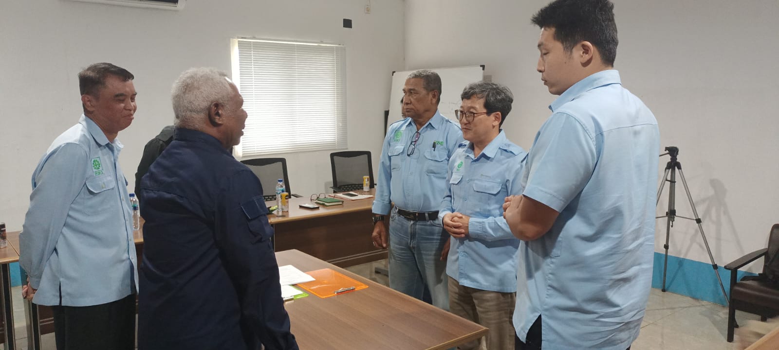 Kadis Pendidikan dan Pengajaran Kabupaten Merauke, Stefanus Kapasiang sedang diskusi dengan petinggi TSE Group dan PT BCA beberapa hari lalu – Surya Papua/Frans Kobun
