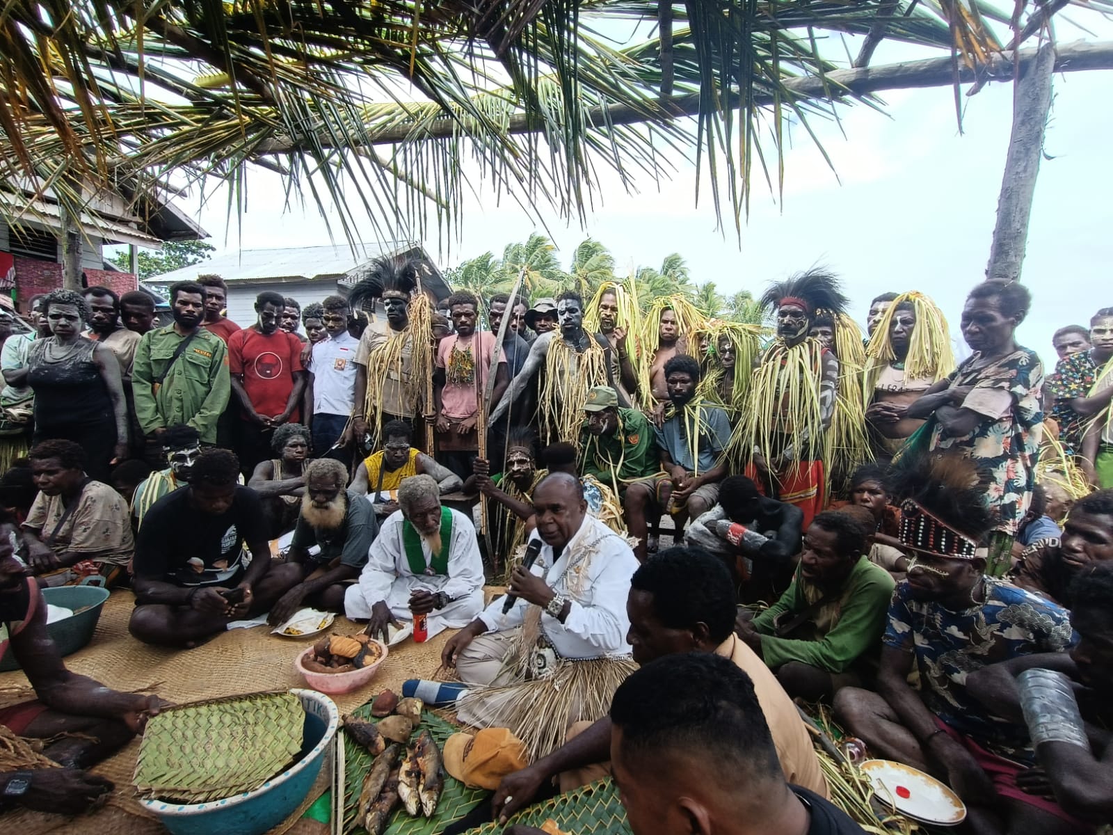 Masyarakat sedang mendengar arahan dari Bupati Merauke, Romanus Mbaraka di Kampung Sabon – Surya Papua/Frans Kobun