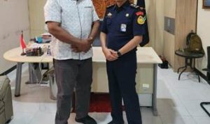 Kepala Badan Perbatasan Kabupaten Merauke, Rekianus Samkakai (kiri) – Surya Papua/IST