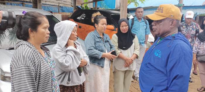 Bupati Merauke, Romanus Mbaraka ketika berkomunikasi dengan keluarga ABK – Surya Papua/Frans Kobun