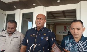 Kepala Badan Pengelola Perbatasan kabupaten Merauke, Rekianus Samkakai sedang berikan keterangan pers kepada sejumlah wartawan – Surya Papua/Frans Kobun