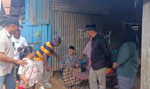 Bupati Merauke, Romanus Mbaraka saat bersalaman dengan salah seorang sesepuh Islam di Mopah beberapa waktu lalu – Surya Papua/Frans Kobun