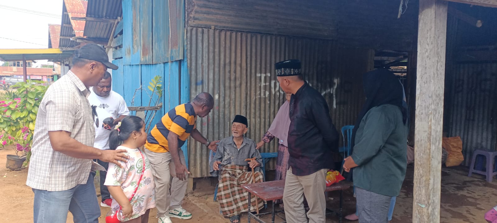 Bupati Merauke, Romanus Mbaraka saat bersalaman dengan salah seorang sesepuh Islam di Mopah beberapa waktu lalu – Surya Papua/Frans Kobun