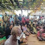 Masyaarakat tiga kampung sedang serius dengar arahan Bupati Merauke, Romanus Mbaraka – Surya Papua/Frans Kobun