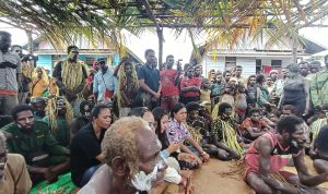 Masyaarakat tiga kampung sedang serius dengar arahan Bupati Merauke, Romanus Mbaraka – Surya Papua/Frans Kobun