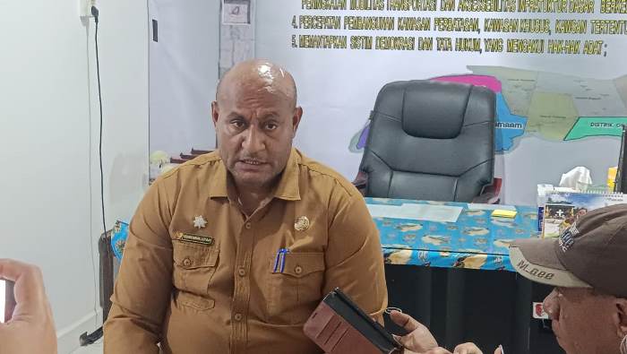 Kepala Badan Pengelola Perbatasan Kabupaten Merauke, Rekianus Samkakai – Surya Papua/Frans Kobun