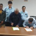 Penandatanganan nota kesepakatan kerjasama antara Manager PT BCA, Duriyati bersama Kepala Dinas Pendidikan dan Pengajaran Kabupaten Merauke, Stefanus Kapasiang- Surya Papua/Frans Kobun