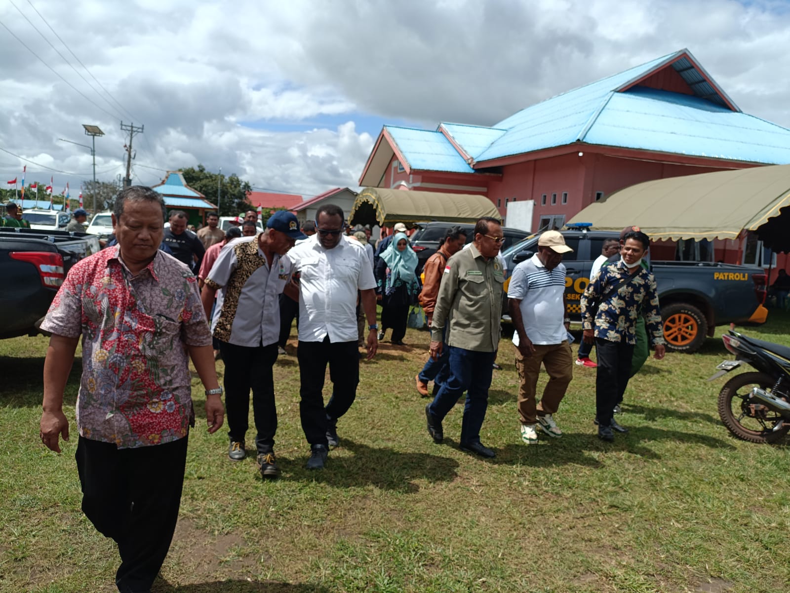 Jalan beriringan menuju ke salah satu ruangan untuk diskusi bersama – Surya Papua/Frans Kobun