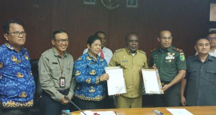 Danrem 174 ATW bersama Bupati Merauke, perwakilan Unmus foto bersama dengan menunjuk MoU yang ditandatangani – Surya Papua/Frans Kobun