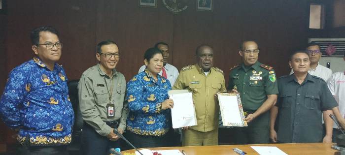 Danrem 174 ATW bersama Bupati Merauke, perwakilan Unmus foto bersama dengan menunjuk MoU yang ditandatangani – Surya Papua/Frans Kobun