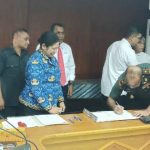 Danrem 174 ATW, Kolonel Inf Wempi Ramandey sedang tandatangani MoU – Surya Papua/Frans Kobun
