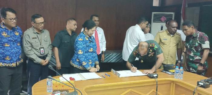 Danrem 174 ATW, Kolonel Inf Wempi Ramandey sedang tandatangani MoU – Surya Papua/Frans Kobun