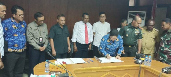 Kadis Pertanian Kabupaten Merauke, Yosefa Rumasew  mewakili  Bupati Merauke menandatangani MoU – Surya Papua/Frans Kobun