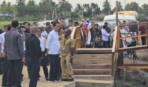 Bupati Merauke, Romanus Mbaraka sedang memberikan penjelasan kepada Presiden RI, Joko Widodo – Surya Papua/Frans Kobun