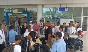 Belasan ABK saat tiba di Bandara Mopah didampingi Kepala Badan Pengelola Perbatasan Kabupaten Merauke, Rekianus Samkakai – Surya Papua/Frans Kobun