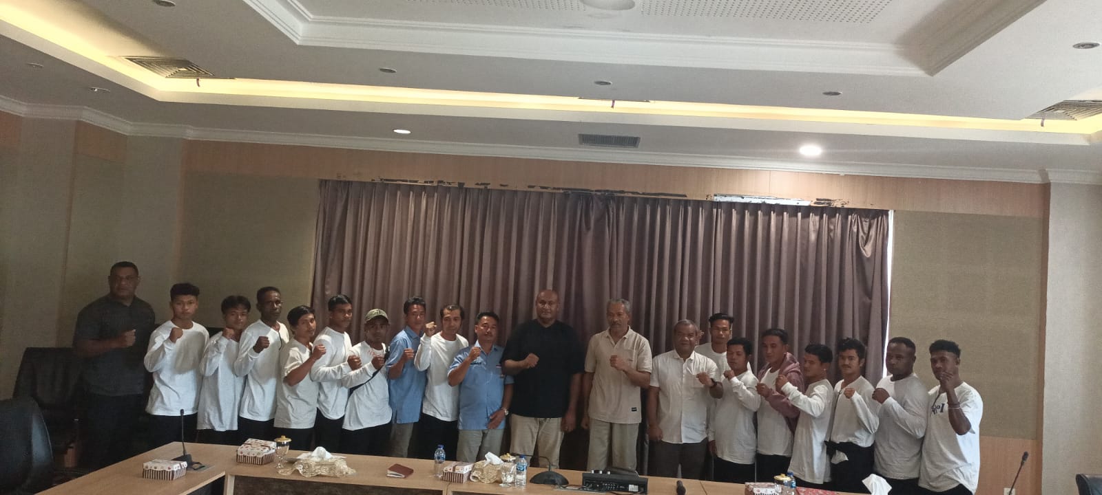 Para ABK sedang foto bersama dengan Sekda Merauke, Yeremias Paulus Ndiken – Surya Papua/Frans Kobun