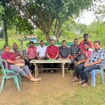 Kuasa hukum masyarakat dari lima kampung, Gabriel Epin sedang foto bersama masyarakat – Surya Papua/IST