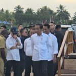 Bupati Merauke, Romanus Mbaraka saat sedang mendampingi Presiden Jokowi serta sejumlah menteri di areal persawahan petani di Kampung Telaga Sari, Distrik Kurik – Surya Papua/IST