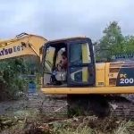 Salah satu exavator yang sedang beroperasi melakukan pembongkaran saluran yang tersumbat – Surya Papua/IST