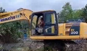 Salah satu exavator yang sedang beroperasi melakukan pembongkaran saluran yang tersumbat – Surya Papua/IST