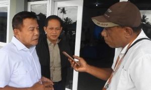 Wamenhan RI, Muhammad Herindra sedang diwawancarai – Surya Papua/Frans Kobun