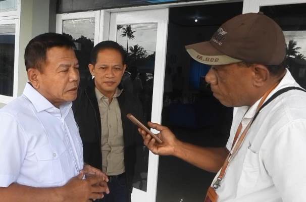 Wamenhan RI, Muhammad Herindra sedang diwawancarai – Surya Papua/Frans Kobun