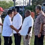 Wanenhan RI, Muhammad Herindra sedang bersalaman dengan Bupati Merauke, Romanus Mbaraka- Surya Papua/Frans Kobun