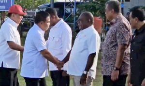 Wanenhan RI, Muhammad Herindra sedang bersalaman dengan Bupati Merauke, Romanus Mbaraka- Surya Papua/Frans Kobun