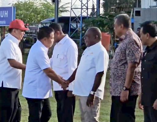 Wanenhan RI, Muhammad Herindra sedang bersalaman dengan Bupati Merauke, Romanus Mbaraka- Surya Papua/Frans Kobun