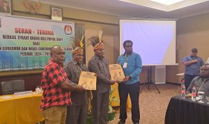 Penyerahan berkas oleh Bacagub-Bacawagub Papua Selatan, Romanus Mbaraka-Albert Muyak kepada Ketua MRP Papua Selatan, Damianus Katayu – Surya Papua/Frans Kobun