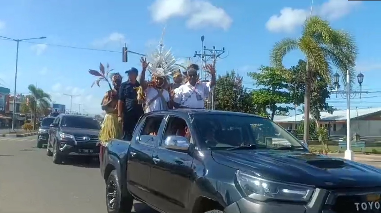 Romanus Mbaraka-Albert Muyak melambaikan tangan saat diarak menuju KPU Provinsi Papua Selatan – Surya Papua/Frans Kobun