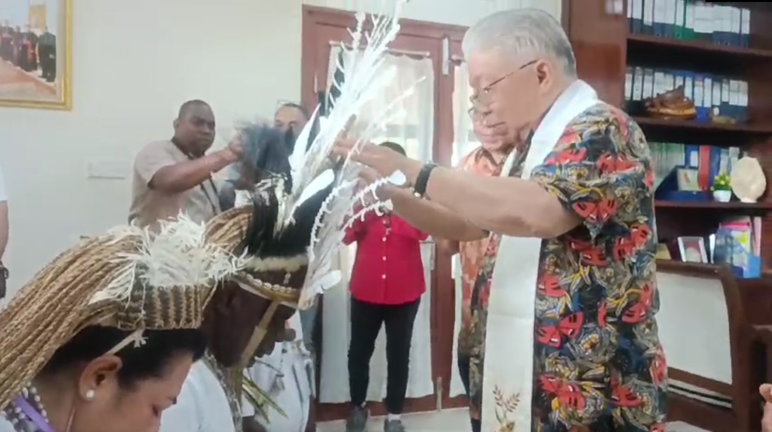 Uskup Agung Merauke, Mgr. Petrus Canisius Mandagi, MSC sedang memberkati Romanus Mbaraka-Aobert Muyak – Surya Papua/Frans Kobun