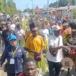 Ratusan masyarakat saat menghantar Romanus Mbaraka-Albert Muyak ke Kantor KPU Papua Selatan – Surya Papua/Frans Kobun