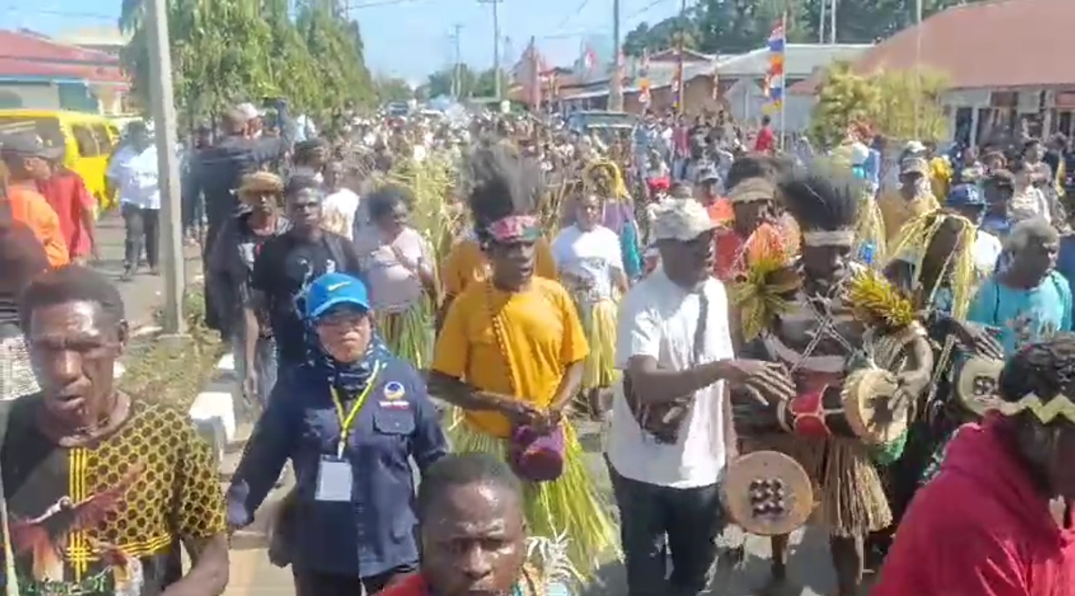 Ratusan masyarakat saat menghantar Romanus Mbaraka-Albert Muyak ke Kantor KPU Papua Selatan – Surya Papua/Frans Kobun