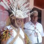 Bakal calon Gubernur Paoua Selatan bersama wakilnya, Romanus Mbaraka-Abert Muyak berikan keterangan pers – Surya Papua/Frans Kobun
