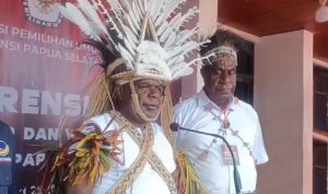 Bakal calon Gubernur Paoua Selatan bersama wakilnya, Romanus Mbaraka-Abert Muyak berikan keterangan pers – Surya Papua/Frans Kobun