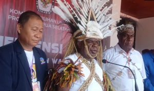 Bacagub Papua Selatan, Romanus Mbaraka didampingi wakilnya, Albert Muyak dan Ketua Tim Koalisi, Steven Abraham – Surya Papua/Frans Kobun