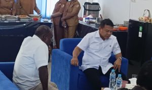 Romanus Mbaraka, Calon Gubernur Papua Selatan saat berdiskusi dengan Wamenhan RI beberapa hari lalu – Surya Papua/Frans Kobun