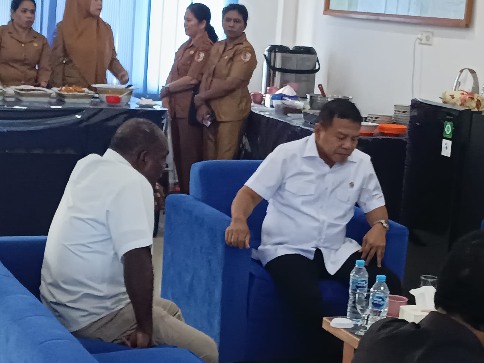 Romanus Mbaraka, Calon Gubernur Papua Selatan saat berdiskusi dengan Wamenhan RI beberapa hari lalu – Surya Papua/Frans Kobun