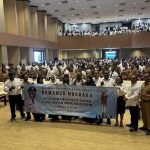 Ratusan tenaga honorer membentangkan spanduk sekaligus foto bersama dengan Bupati Merauke, Romanus Mbaraka – Surya Papua/IST