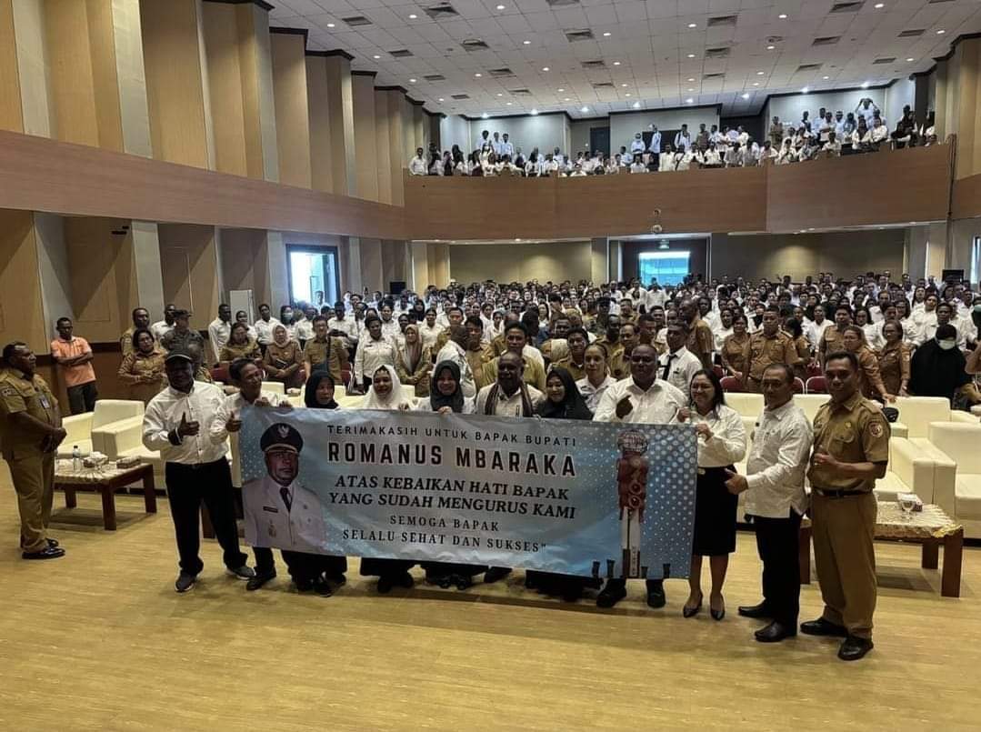 Ratusan tenaga honorer membentangkan spanduk sekaligus foto bersama dengan Bupati Merauke, Romanus Mbaraka – Surya Papua/IST